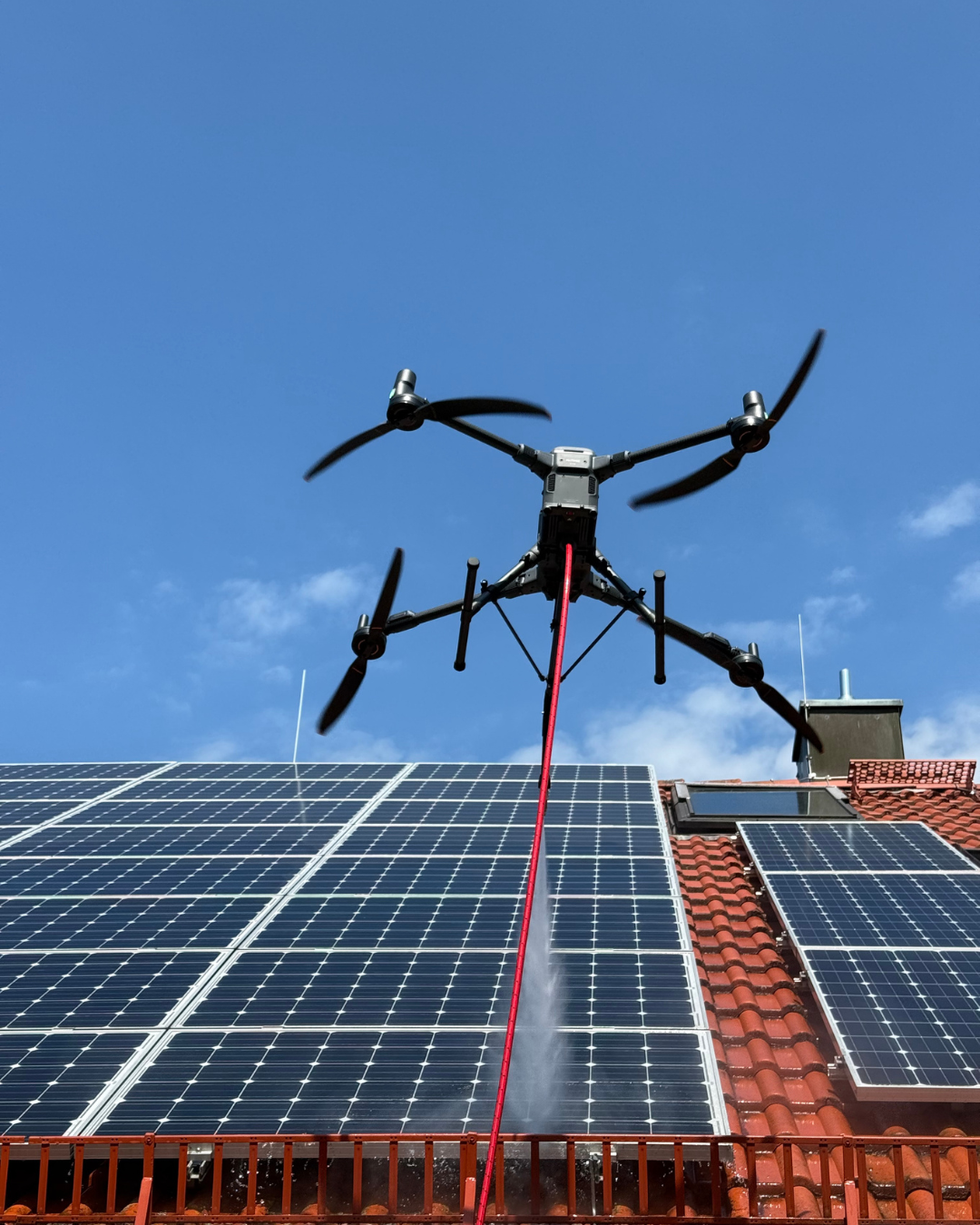 Reinigungsdrohne über einer Photovoltaikanlage in Würzburg und Umgebung