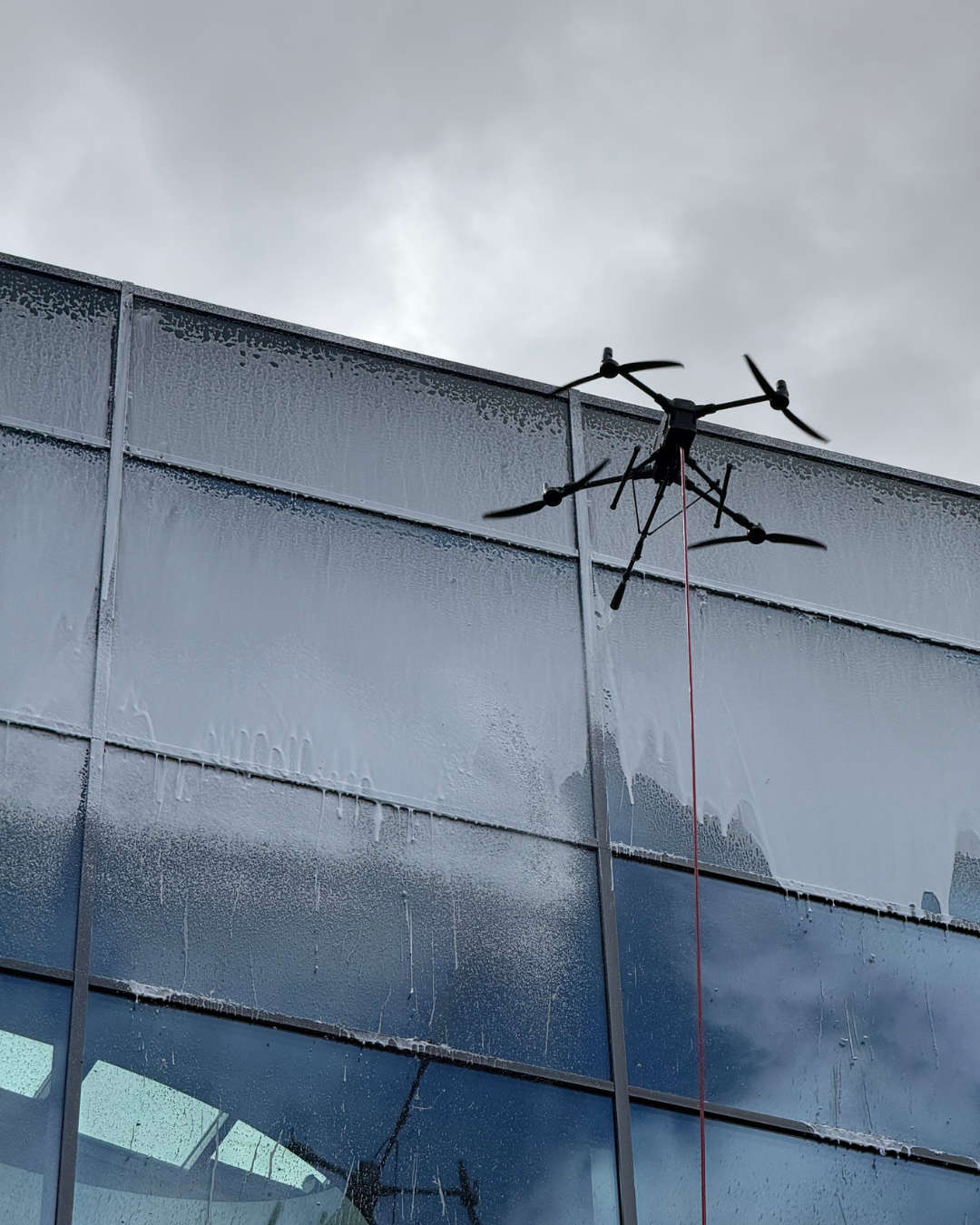 Drohne reinigt Fenster und Fassade in großer Höhe ohne Gerüst