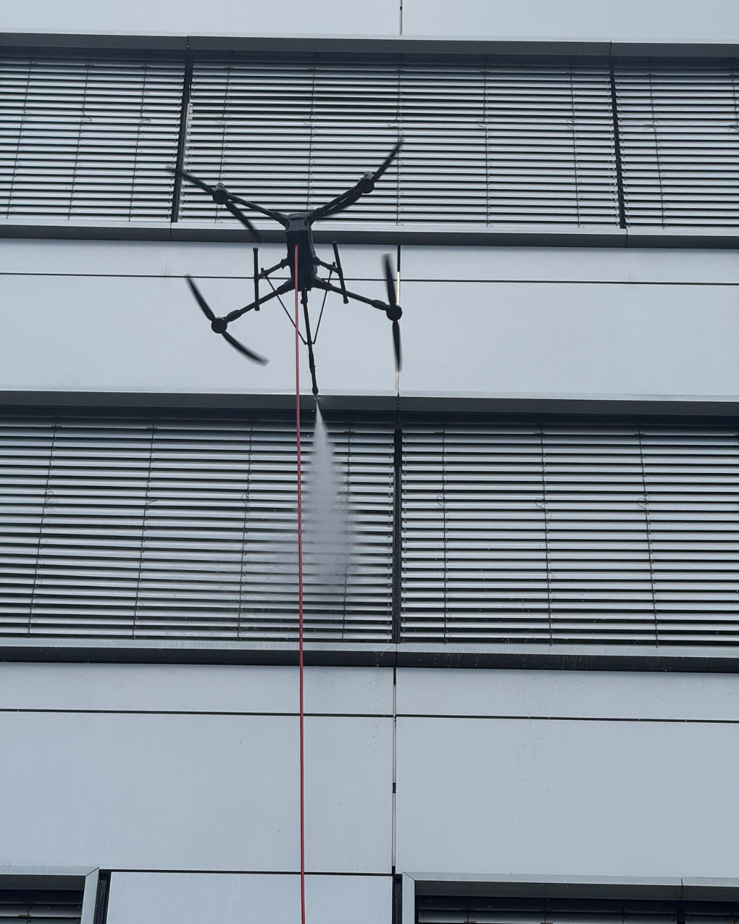 Reinigungsdrohne reinigt eine Fassade in Würzburg und Umgebung ohne Gerüst